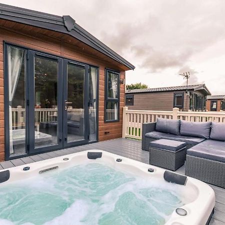 The Serenity Lodge With Hot Tub York Esterno foto