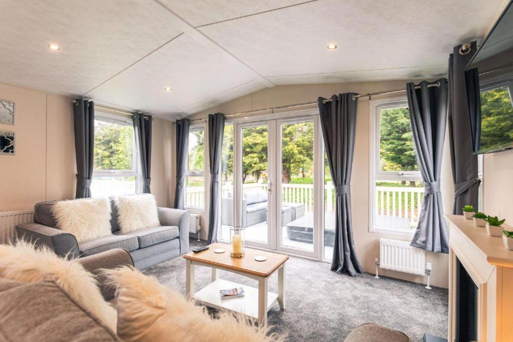 The Serenity Lodge With Hot Tub York Esterno foto
