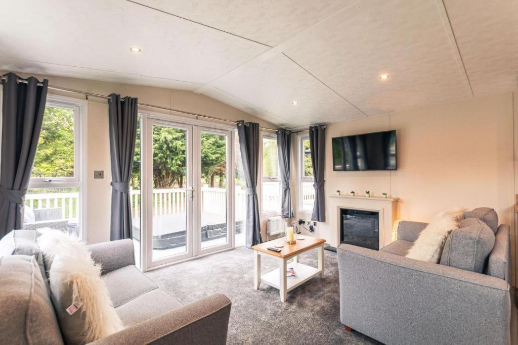 The Serenity Lodge With Hot Tub York Esterno foto