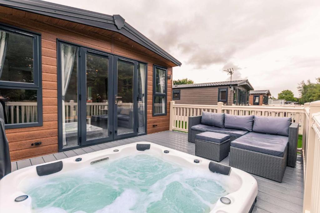 The Serenity Lodge With Hot Tub York Esterno foto