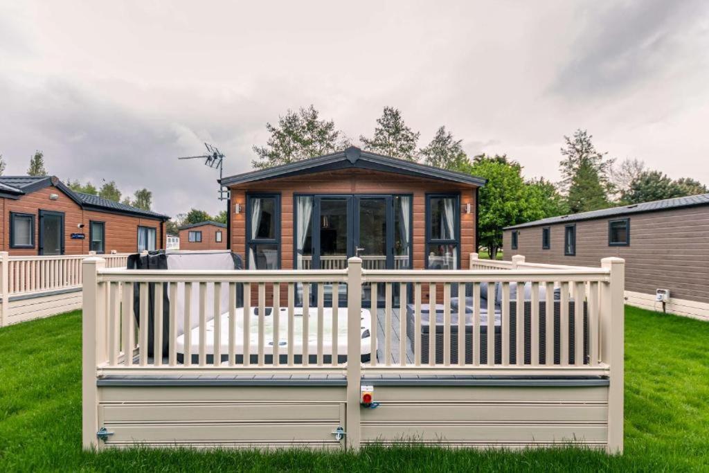The Serenity Lodge With Hot Tub York Esterno foto