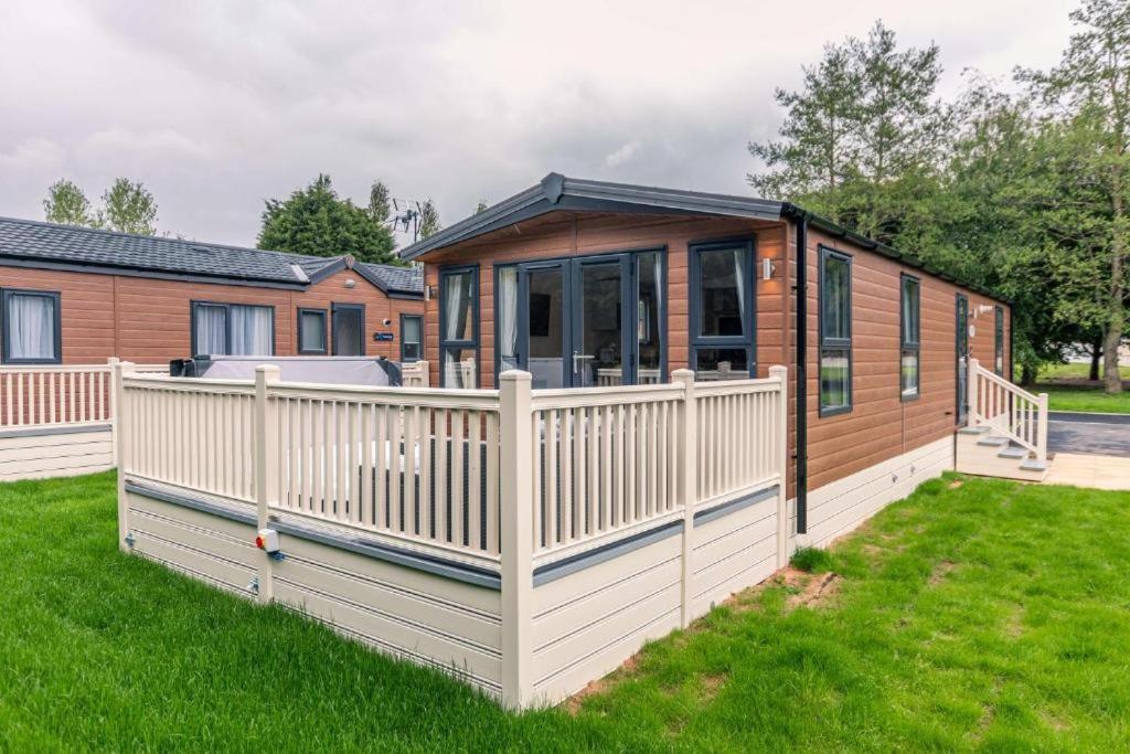 The Serenity Lodge With Hot Tub York Esterno foto
